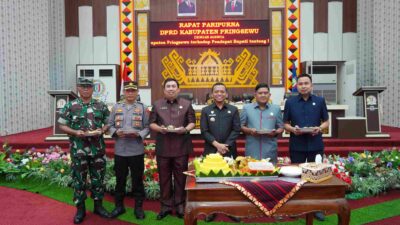 Rapat Paripurna DPRD Pringsewu Bahas Ranperda Pesantren, Momen Haru Iringi Ultah Bupati