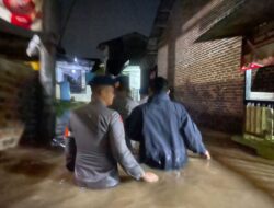 Hujan deras di Bandar lampung Sebabkan Banjir dibeberapa Lokasi , Tim SAR Brimob sigap Bantu Warga Terdampak.,