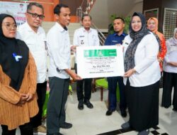 Wakil Bupati Pringsewu Umi Laila Serahkan Bantuan dari Kementerian Sosial RI ke 441 warga Pringsewu