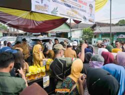 Pemkab Pesawaran Gelar Operasi Pasar Murah Minyak Goreng di Pasar Sukaraja Gedong Tataan