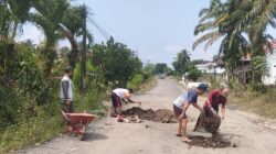 Ujudkan kan kepedulian  warga kampung Umpu Bhakti Timbun jalan poros penghubung arah simpang lima