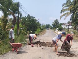 Ujudkan kan kepedulian  warga kampung Umpu Bhakti Timbun jalan poros penghubung arah simpang lima