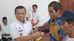 Bupati Pringsewu  Riyanto Serahkan Bantuan Pangan Beras dan Minyak Kepada Masyarakat Pekon Rejosari