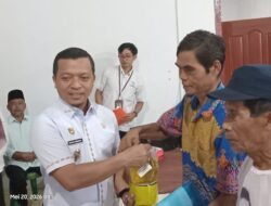 Bupati Pringsewu  Riyanto Serahkan Bantuan Pangan Beras dan Minyak Kepada Masyarakat Pekon Rejosari