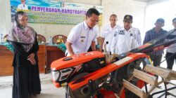 Bupati Pringsewu Serahkan Bantuan 20 Unit Traktor Tangan Dalam Rangka Mendukung Swasembada Pangan