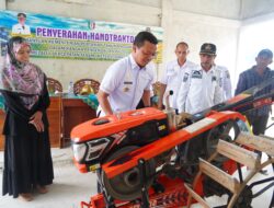 Bupati Pringsewu Serahkan Bantuan 20 Unit Traktor Tangan Dalam Rangka Mendukung Swasembada Pangan