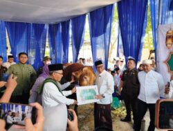 Gubernur lampung Rahmat Mirzani Djausal Serah kan Hewan kurban seberat 1 ton lebih dari Presiden Prabowo Subianto.