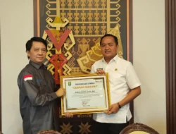 Dinilai Tingkatkan Mutu Pendidikan Provinsi Lampung, Kadisdikbud Thomas Amirico Raih Penghargaan” Gawang Kenawat” Dari Media Pikiran Lampung