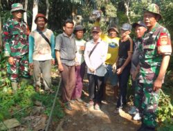 Bersihkan Badan Jalan, Ketua TMI Way Kanan Bersama Babinsa dan Warga Dua Kecamatan Kompak Bergotong royong