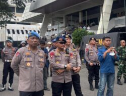 Brimob Lampung Amankan Aksi unjuk Rasa Aliansi Lampung Tarik Mandat di Kantor DPRD Lampung.