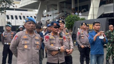 Brimob Lampung Amankan Aksi unjuk Rasa Aliansi Lampung Tarik Mandat di Kantor DPRD Lampung.
