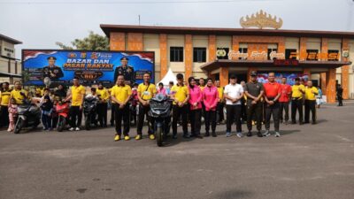 Ribuan Peserta Jalan Sehat Rebut Puluhan Sepeda motor pada Hari Bhayangkara ke – 80 .