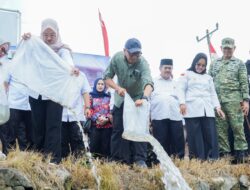 Gubernur Rahmat Mirzani Djausal didampingi Bupati Mesuji Hj. Elfianah Khamami melakukan pelepasan total 33.000 bibit ikan di Jembatan Pasar KTM