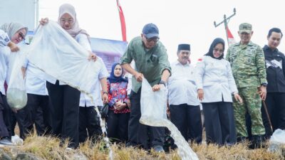 Gubernur Rahmat Mirzani Djausal didampingi Bupati Mesuji Hj. Elfianah Khamami melakukan pelepasan total 33.000 bibit ikan di Jembatan Pasar KTM