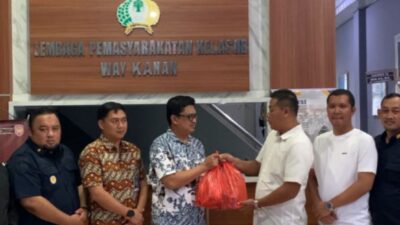 Jumat Berbagi, Lapas Way Kanan Distribusikan 10 Paket Sembako dan Telur Ayam Hasil Peternakan Kepada Masyarakata Sekitar.