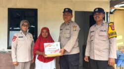 Sambangi Warga, Polsek Baradatu Salurkan Bansos Hari Bhayangkara ke-80