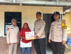 Sambangi Warga, Polsek Baradatu Salurkan Bansos Hari Bhayangkara ke-80