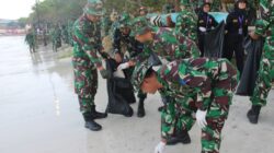 prajurit Lanal Lampung Dukung Gerakan Raden Inten Asri Melalui Bersih Bersih Pantai
