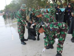 prajurit Lanal Lampung Dukung Gerakan Raden Inten Asri Melalui Bersih Bersih Pantai
