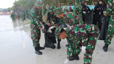 prajurit Lanal Lampung Dukung Gerakan Raden Inten Asri Melalui Bersih Bersih Pantai