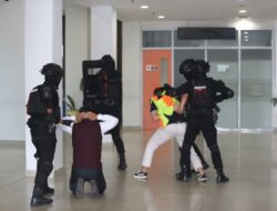Latihan Stimulasi Penanggulangan Huru hara di Bandara Raden Inten II.