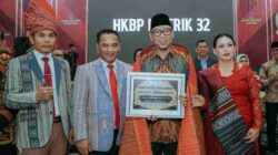 Gubernur Mirza Terima Penghargaan dari HKBP atas Kepemimpinan dan Dedikasi Perkuat Kerukunan di Lampung