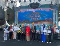 Wakil Gubernur Lampung Jihan Nurlela Serahkan Penghargaan  Peserta Terbaik Tapis Karnaval 2026