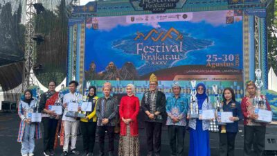 Wakil Gubernur Lampung Jihan Nurlela Serahkan Penghargaan  Peserta Terbaik Tapis Karnaval 2026