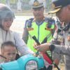 Aksi Sosial Sambut HUT RI ke-81, Polres Way Kanan Bagikan Bendera Merah Putih Gratis ke Pengendara