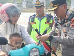 Aksi Sosial Sambut HUT RI ke-81, Polres Way Kanan Bagikan Bendera Merah Putih Gratis ke Pengendara