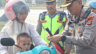 Aksi Sosial Sambut HUT RI ke-81, Polres Way Kanan Bagikan Bendera Merah Putih Gratis ke Pengendara