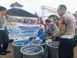 Ditlantas Polda Lampung Salurkan 16.000 Liter Air Bersih untuk 100 KK di Pesawaran Sambut HUT Bhayangkara ke-80