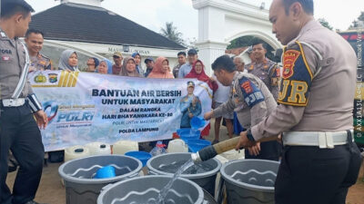 Ditlantas Polda Lampung Salurkan 16.000 Liter Air Bersih untuk 100 KK di Pesawaran Sambut HUT Bhayangkara ke-80
