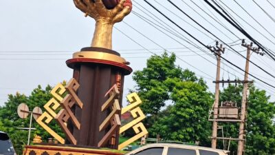 Tugu  Coklat Pesawaran Disorot: Setiap Jam Sibuk Macet Parah, Warga Desak Lampu Merah Jadi Solusi.