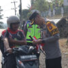 Semarakkan HUT ke-81 Kemerdekaan RI, Polres Way Kanan dan Jajaran Serentak Bagikan Bendera Merah Putih