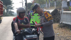 Semarakkan HUT ke-81 Kemerdekaan RI, Polres Way Kanan dan Jajaran Serentak Bagikan Bendera Merah Putih