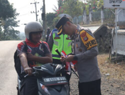 Semarakkan HUT ke-81 Kemerdekaan RI, Polres Way Kanan dan Jajaran Serentak Bagikan Bendera Merah Putih