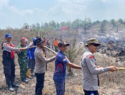 Sinergi Cegah Karhutla, Polres bersama TNI dan Pemkab Way Kanan Padamkan Titik Api di Tanjung Sari