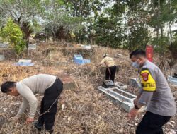 Perkuat Semangat Gotong Royong, Polsek Baradatu Gelar Bakti Religi di TPU Banjar Sari dan Sukosari