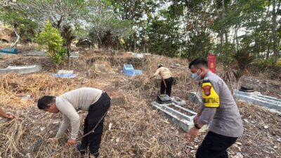 Perkuat Semangat Gotong Royong, Polsek Baradatu Gelar Bakti Religi di TPU Banjar Sari dan Sukosari