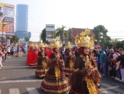 Polwan Polresta di Bandar Lampung Tampil di Lampung Tapis Karnaval, Balutan Merah Putih Curi Perhatian