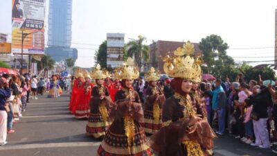 Polwan Polresta di Bandar Lampung Tampil di Lampung Tapis Karnaval, Balutan Merah Putih Curi Perhatian