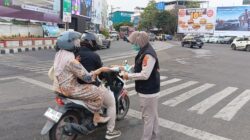 Biddokkes Polda Lampung Bagikan 500 Masker, Lindungi Masyarakat dari Dampak Abu Erupsi
