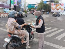 Biddokkes Polda Lampung Bagikan 500 Masker, Lindungi Masyarakat dari Dampak Abu Erupsi