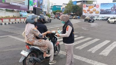 Biddokkes Polda Lampung Bagikan 500 Masker, Lindungi Masyarakat dari Dampak Abu Erupsi