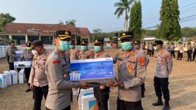 Tingkatkan Pelayanan dan Kesiapsiagaan Karhutla, Polres Way Kanan Salurkan PC AIO hingga Peralatan Pemadam ke Polsek Jajaran