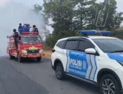 Gelar Aksi Cepat Tanggap Polres Way Kanan bersama Damkar dan BPBD Semprot Debu Vulkanik di Jalan