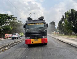 *Brimob Polda Lampung Kerahkan Unit AWC Guna Kurangi Dampak Abu Vulkanik Gunung Anak Krakatau*