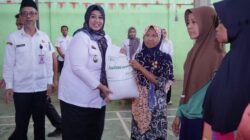 Wakil Bupati Umi Laila Secara Simbolis Salurkan Bantuan 21,63 Ton Berass  kepada  Masyarakat Banyuwangi
