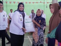 Wakil Bupati Umi Laila Secara Simbolis Salurkan Bantuan 21,63 Ton Berass  kepada  Masyarakat Banyuwangi